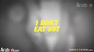 امرأة ناضجة تعطي ابن زوجها درسًا صريحًا في الجنس الشرجي العميق