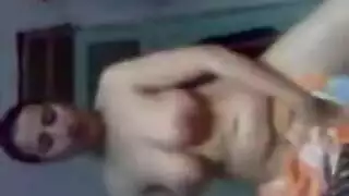 الإصبع في الحوض: فيديو استمناء فوفا الفاحش في الحمام