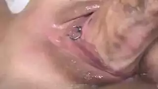 رجل يدخل يده في كس البت حتى الصراخ