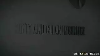 مراهقة مبللة تأخذ عدة زبابات في دش الرجال