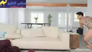 خيانة بين الأختين: سرقة قضيب الزوج الصلب في نفس الغرفة