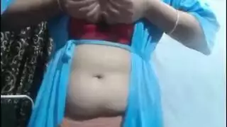 امرأة عربية عارية بأحلى جسم أبيض طري و بزاز منفوخة ملبنة تدلع عشيقها بجسمها و نيك جامد