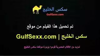 مداعبة الأخت المثيرة بيديها تؤدي إلى قذف هائل