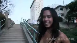 استحمام ذهبي علني: رجال يتبولون على الطريق بإيحاءات صريحة