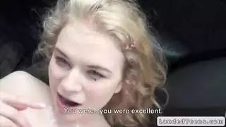 شابة مثيرة: مص في السيارة مع لعاب زائد