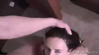 شخصين يلحسون للمرأة