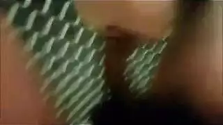 زوجة ممتلئة الجسم تأخذ قضيب حمار صلب في السرير