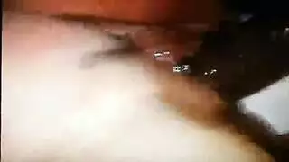 حركة صعبة: قضيب فولاذي يحفر في كسٍ شهي على الأرض