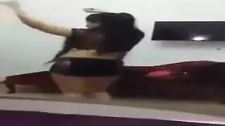 فتاة عم ترقص وتهز بطيزها لا شباب وتحط كسها