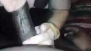 سراويل بيضاء للأسفل، قميص ساتان للأعلى: مشهد إباحي كامل