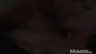 يختصب بنته في غرفتها