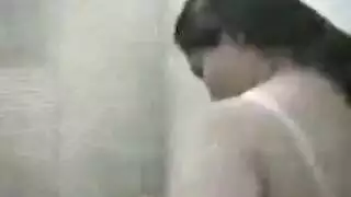 أنين زوجي: تمسك بشدة خلال ممارسة جنس شديد عند الباب