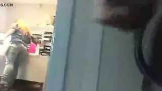 اخوات يشاهدن افلام السكس واخوهن يتجسس عليهن ثم ينيكهن مترجم