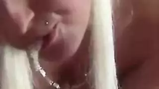 مص قضيب سميك قبل أن تمتلئ في الشاحنة