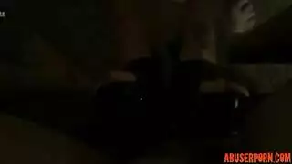 يضع زجاجة النبيذ في طيزها