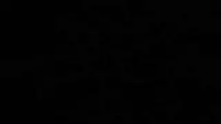 طيب يساعد مريضة تستنني