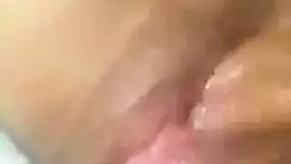 هاوية راكعة تبلع قضيبًا محظوظًا سميكًا
