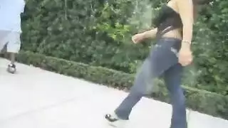 فتاة ساخنة تحصل على تدليك لمؤخرتها الممتلئة ومهبلها المبلل قبل الجنس