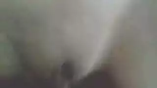 واحد زنق واحده في الصاله وبعدين في المطبخ
