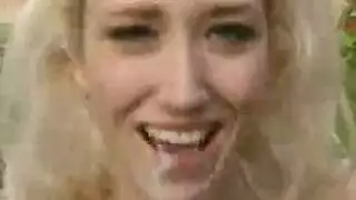 قضيب أسود منحني يضرب فتحات لين إيفانز الآسيوية بقوة
