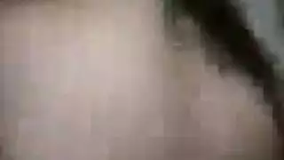عاشقة المتعة تستمع بالقبل العميق وتمديد مهبلها بقوة
