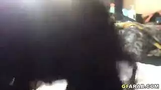 زوجها يعصب عينيها ويشاركها مع الفحل الاسود