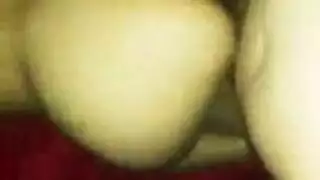 أمّ ذات أثداء طبيعية تأخذ قضيباً سميكاً قاسياً بعمق