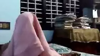 عاهرة ناضجة تأخذ قضيبين صلبين في فيلم إباحي