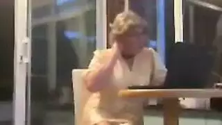 استمناء في عيد الميلاد مع جمال عابر جنسيًا