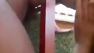 أب ذو قضيب كبير يمارس الجنس بقوة مع مهبل العاهرة الشابة السمراء الضيق