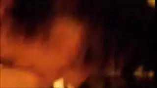 عاهرة الكورسيه الأحمر تستعرض مواهبها المحترفة في مص القضيب