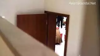 كاميرا متلصص في المرحاض – آسيوية ساخنة تتلقى قذفًا على وجهها