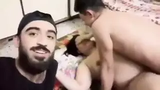 فيديو إباحي: شاب عربي يسجل صديقه وهو يضاجع فتاة عربية مثيرة