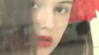 امرأة سمراء نحيفة تقدم مص عميق فوضوي