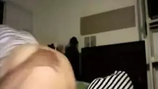 فتاة سباق السيارات تأخذ قضيبًا وحمولة على سيارتها