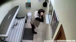 الحمام الشمسي العاري يتحول إلى جماع عنيف مع هذه الفتيات الهواة