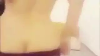 مصرية متحمسة تطلب من أخيها السماح لها بممارسة الجنس مع أخته الكبرى