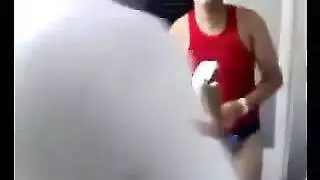 ونقها في الحيطه ونزل فيها نيكك