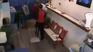 عامل مكتبة ينيك محجبة