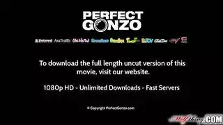 صدر نينا الكبير يُستخدم لممارسة جنس صريح مع مسؤول حكومي