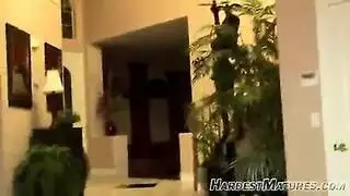 أمهات مثلية ساخنة تستبدل التمرين بأكل كس صريح ومرح عاري