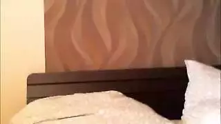 فتاة تتعرى امام صاحبها فيهيجها وينيكها