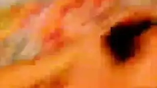 مراهقة ذات فرج مشعر وصدر مسطح تأخذ قضيبًا كبيرًا