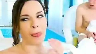 ينيك الصغير مرات ابوه ويلحث بزازها