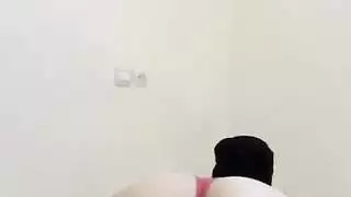 تنحني وهي ترتدي الحجاب لكشف مؤخرتها السميكة لتلقي القذف داخلها