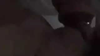 عارضة تتعرض لضربات قوية في فتحة شرجها الضيقة
