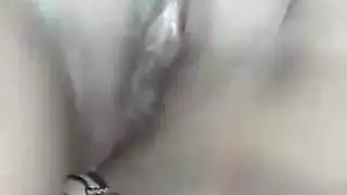 ميلف ذات أثداء كبيرة تحصل على كسها المبلول مضروبًا بقوة