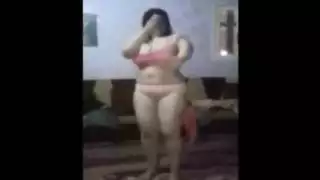 أداء رقص إثاري جديد لدمية جنس عربية