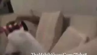 فحل عربي يضرب فرج فتاة الحي في فعل إباحي خام