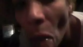 مشهد بورنو صريح لقذرة الحلق بفريق مزدوج
